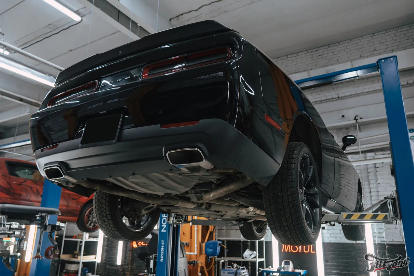 Новая выхлопная система с двумя режимами громкости на Dodge Challenger 3.6. Потратили на кнопку переключения режимов 5 дней!